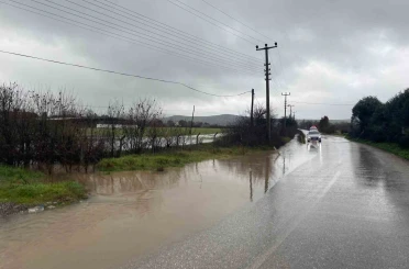 Ayvacık’ta sağanak yağış tarım arazilerini sular altında bıraktı 