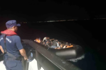 Ayvalık açıklarında 15 düzensiz göçmen yakalandı 