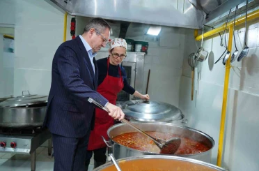 Ayvalık Belediye Başkanı Mesut Ergin: "Ramazan paylaşmaktır." 