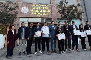 Ayvalıklı şef adayı öğrenciler İstanbul’dan 15 madalya ile döndü 