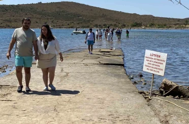 Ayvalık’ta binlerce turistin denize yürüyerek geçtiği boğazda can güvenliği yok 