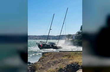 Ayvalık’ta fırtına yelkenli tekneyi kıyıya sürükledi 