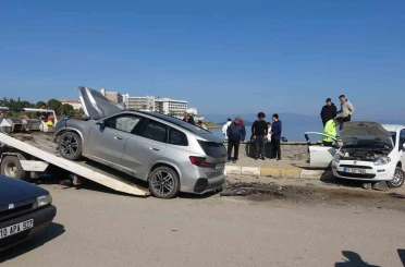 Ayvalık’ta iki araç çarpıştı 2’si ağır 6 kişi yaralandı 