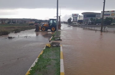 Ayvalık’ta metrekareye 105.3 kilogram düşen yağış hayatı felç etti 