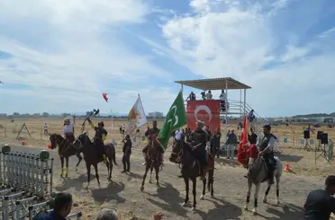 Ayvalık’ta rahvan at yarışlarında 100 at piste çıktı
