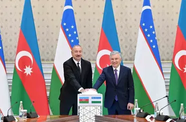 Azerbaycan Cumhurbaşkanı Aliyev, Özbekistan Devlet Başkanı Mirziyoyev ile bir araya geldi
