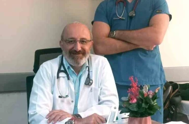 Baba oğul aynı hastanede görev yapıyor 