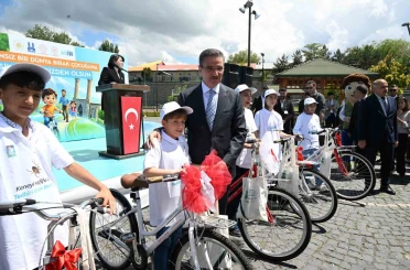 Babalarına sigarayı bıraktırdılar, bisikleti kaptılar 