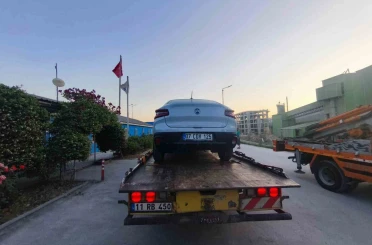 Babasının çalıştığı iş yerine aracı ile zorla girmek istedi 