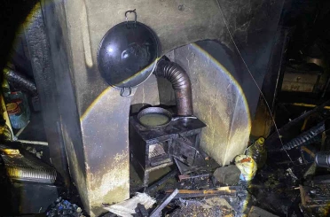 Bacadan çıkan yangında ev tamamen yanarak kullanılamaz hale geldi 