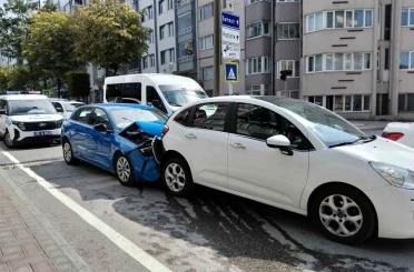 Bafra’da avukat, boşanma aşamasındaki eşinin aracına çarptı: Kadın hastaneye kaldırıldı