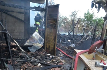 Bafra’da bağ evi alevlere teslim oldu: 1 büyükbaş hayvan telef oldu 