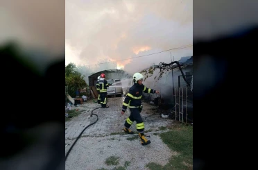 Bağ evi yangınında ev küle döndü, otomobil zarar gördü 