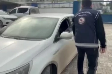 Bagajından 2 kişi çıktı: 8 göçmeni kaçırırken yakalandı