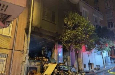 Bağcılar’da iş yerinde çıkan yangın binayı sardı: 1 yaralı 