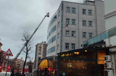 Bağcılar’da kapatılan hastanenin çatısında yangın 