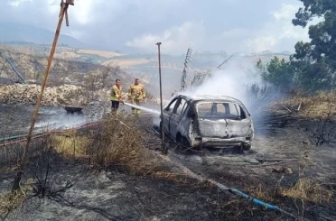 Bahçede başlayan yangında otomobil ve sera kullanılmaz hale geldi 