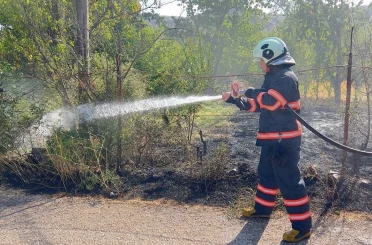 Bahçede çıkan örtü yangını eve sıçramadan söndürüldü 