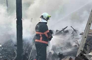 Bahçede çıkan yangın kömürlüğü küle çevirdi 