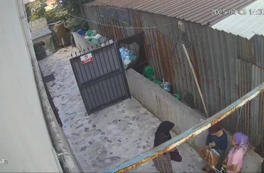 Bahçede kıyafet değiştiren kadınlar, merak konusu oldu 