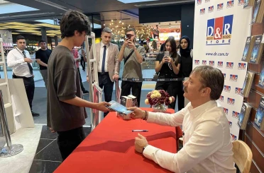 Bahçelievler Belediye Başkanı Dr. Hakan Bahadır, kitabının imza gününde vatandaşlarla buluştu 