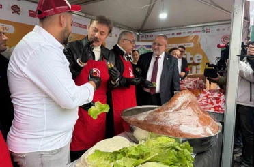 Bahçelievler’de çiğ köfte festivali: 5 ton çiğ köfte dağıtıldı 