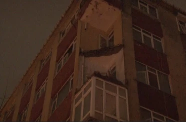 Bahçelievler’de daha önce boşaltılan binanın balkonu sağanak sonrası çöktü 