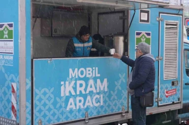 Bahçelievler’de kar mesaisi: Tuzlama, temizlik ve sıcak çorba ikramı 