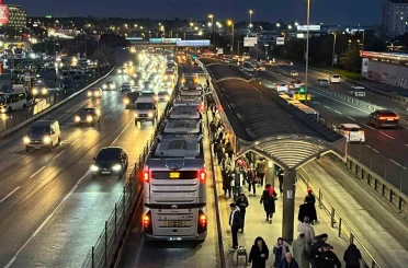 Bahçelievler’de metrobüs ayağının üstünden geçen kadın yaralandı 