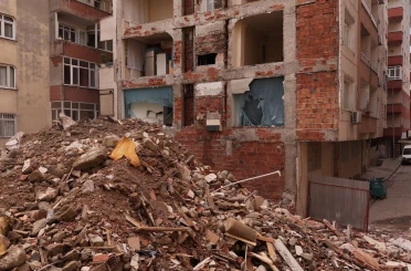Bahçelievler’de yıkım sonrası yan binanın duvarının olmadığı ortaya çıktı 