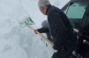 Bahçesaray’da çığ faciası son anda atlatıldı: Araçtaki aile ölümden döndü 