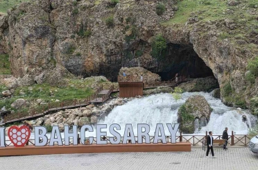 Bahçesaray’da mağaradan çıkan doğal su kaynağı ilgi odağı oldu 