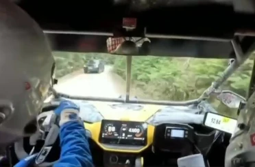 Baja yarışında sivil araç tehlike saçtı: Tecrübeli pilotlar faciayı önledi 