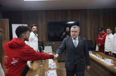 Bakan Bak 2026 Kış Olimpiyatları’na katılacak milli sporcuları kabul etti 