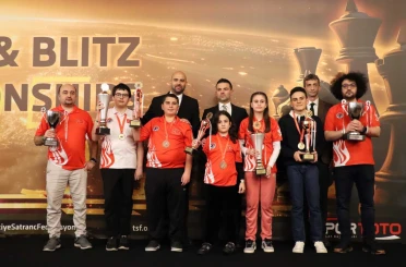 Bakan Bak’tan dünya şampiyonu olan milli satranççılara tebrik mesajı 