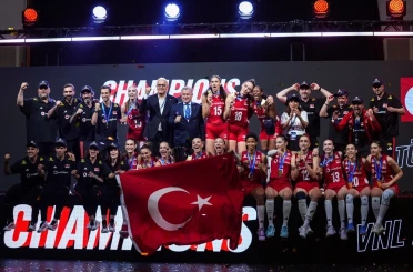 Bakan Bak’tan Milletler Ligi şampiyonu Filenin Sultanları’na tebrik 