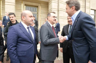 Bakan Bayraktar Eskişehir Valiliğini ziyaret etti 