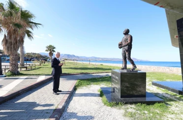 Bakan Bolat, KKTC’de şehit Yüzbaşı Cengiz Topel’in anıtını ziyaret etti 