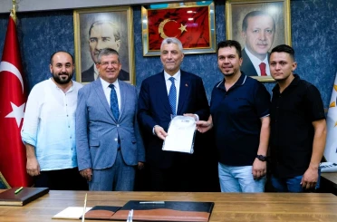 Bakan Bolat’a tescilli Buldan bezinden üretilen gömlek hediye edildi 