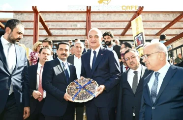 Bakan Ersoy, Battalgazi’nin seramik eserlerini inceledi 