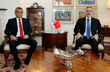 Bakan Fidan, KKTC Cumhurbaşkanı Erhürman ve Dışişleri Bakanı Ertuğruloğlu ile bir araya geldi
