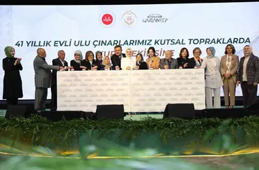 Bakan Göktaş, 41 yıllık evli çiftlerin umre kurası programına katıldı
