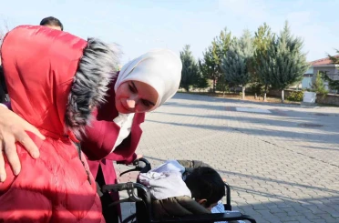 Bakan Göktaş, Ankara’da kardeşleriyle birlikte devlet korumasına alınan Adnan’ı ziyaret etti 