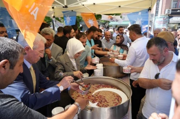 Bakan Göktaş, Erzincan’da aşure dağıttı, esnafı ziyaret etti 