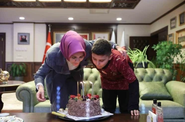 Bakan Göktaş şehidin oğlunun doğum gününü bakanlıkta kutladı 