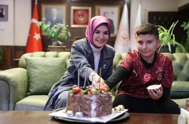 Bakan Göktaş şehidin oğlunun doğum gününü bakanlıkta kutladı