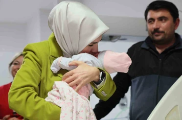 Bakan Göktaş, yeni doğan bebekler ve ailelerini ziyaret etti