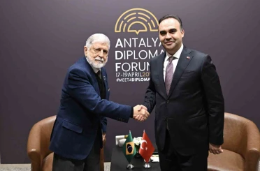 Bakan Kacır, 5. Antalya Diploması Forumu’nda çeşitli ülkelerden üst düzey isimlerle bir araya geldi 