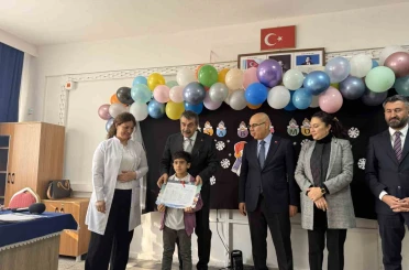 Bakan Tekin, Ağrı’da öğrencilerin karne heyecanına ortak oldu 