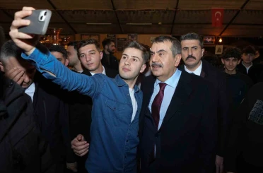 Bakan Tekin Ramazan çadırında gençlerle buluştu